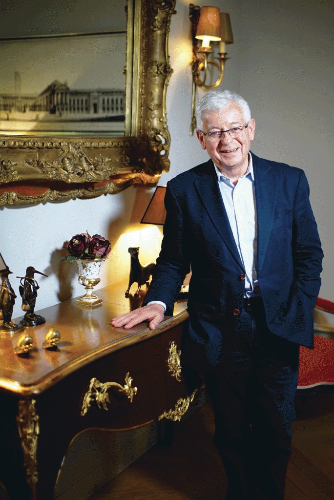 Patrice Loffroy, le propriétaire de cette merveilleuse maison qu’il tient avec son épouse. Rassurante et bienveillante, la Cour Berbisey permet aussi de faire quelques longueurs dans la piscine intérieure avec fenêtre sur cour.