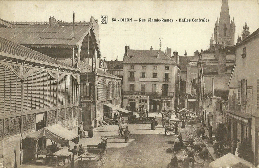 Ces halles, comme beaucoup d’autres en France, sont plus ou moins inspirées du Pavillon Baltard. On faillit pourtant les détruire un siècle après leur création, dans le milieu des années 70, dans une période dominée par une frénésie immobilière peu soucieuse de la valeur archiecturale des constructions. ©DR / Forum CParama