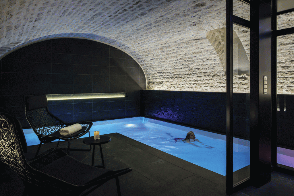 Le Spa by La Cloche, 200 m2 sous d’anciennes voûtes de pierre. Le poids de l’histoire et l’esprit bien-être composent une douce mélodie en sous-sol. Un peu d’huile et de soins puis on en ressort transformé. ©Accor