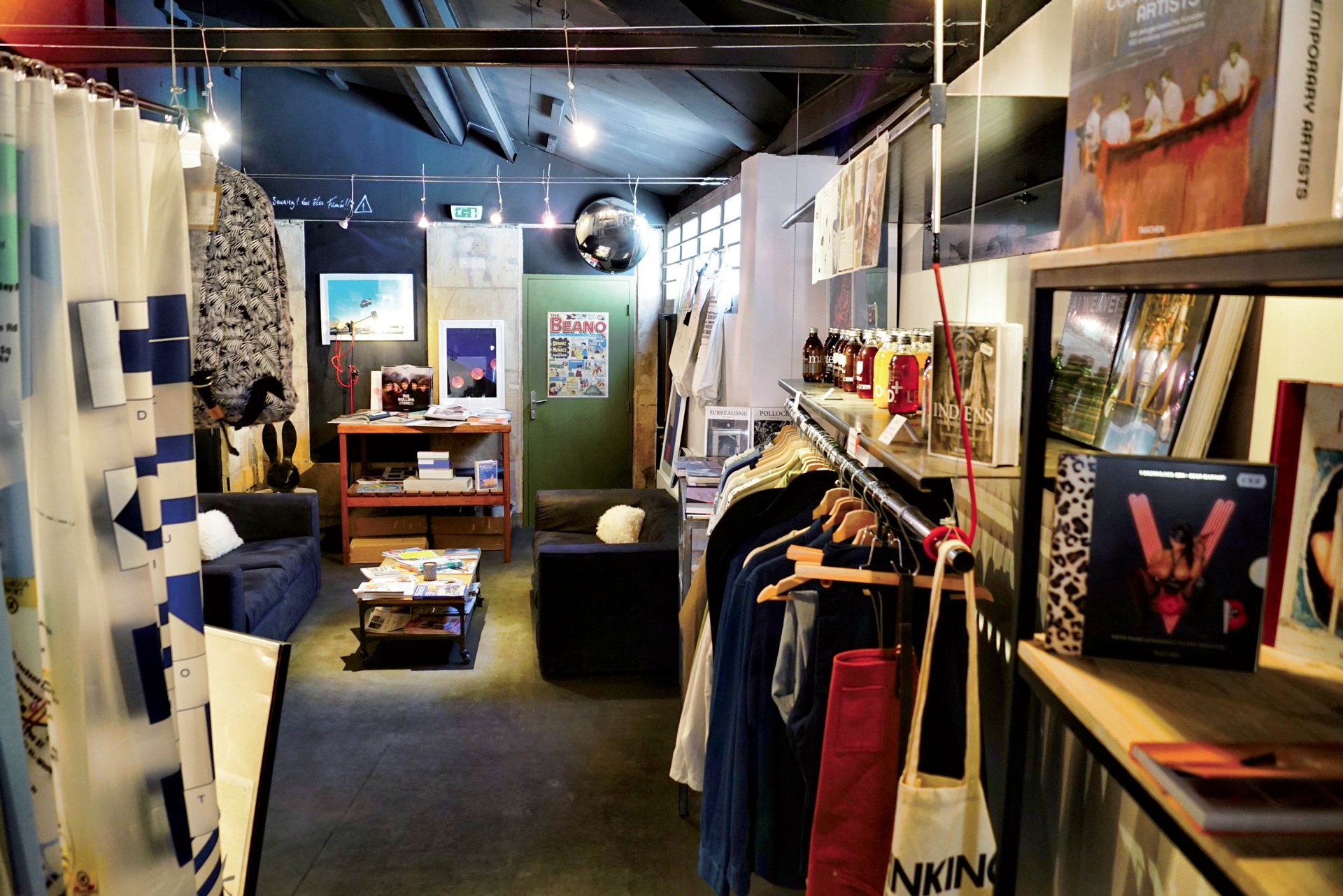 Paco et Gilles nourrissent les propositions multiples de leur concept store avec des rencontres de toute sorte, dont quelques jeunes créateurs qui peuvent exposer dans leur bouillonnante Raffinerie, rue Charrue. © Christophe Remondière