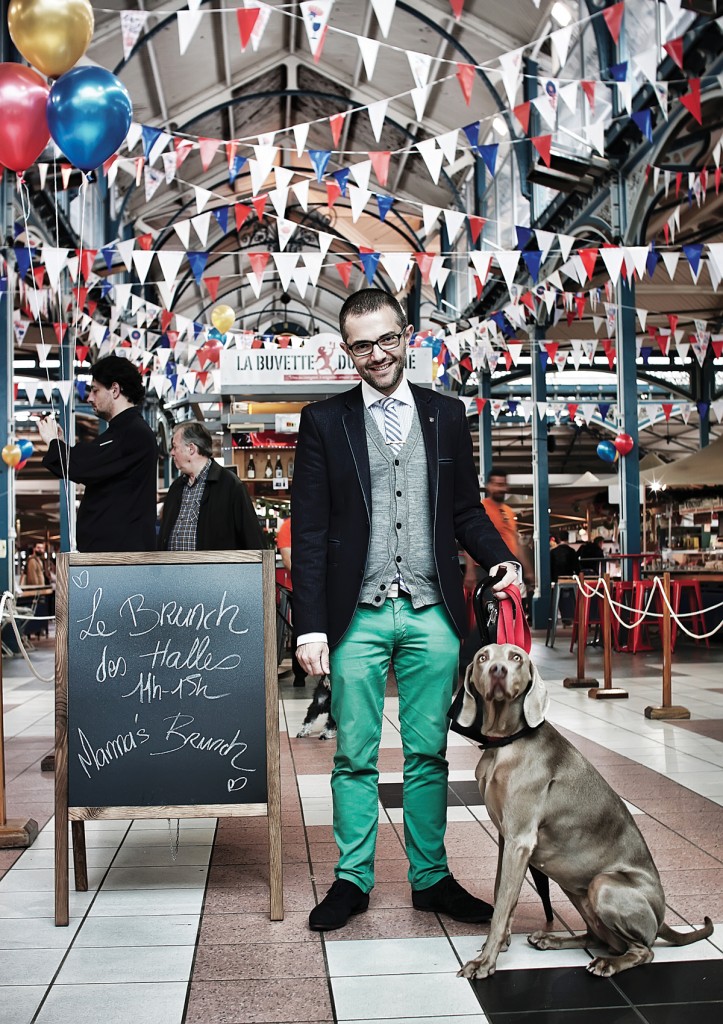 Denis Favier commence souvent ses journées par faire ses courses sous les halles. Un art de vivre à la dijonnaise mais aussi une façon, pour le président de Shop in Dijon d’entretenir de bons liens avec le monde commerçant dont il a la charge. ©Christophe Remondière