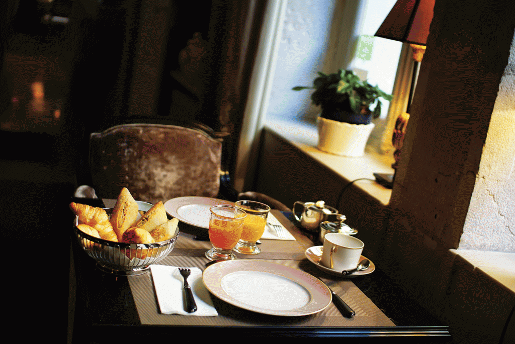 Petit-déjeuner contemporain le matin, suite avec plafond à la française ou ambiance feutrée selon les goûts de chacun, la Cour Berbisey n’attend plus que vous.