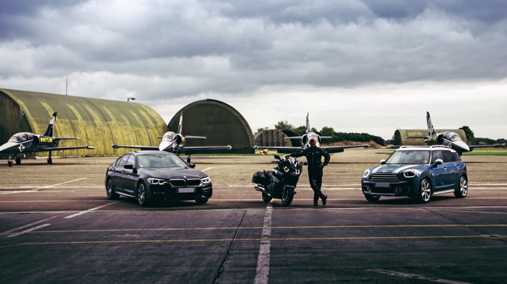 Jacques Bothelin, le fondateur de la patrouille aérienne dijonnaise Breitling avec qui le groupe SAVY entretient de très bons rapports, est dans son élément aussi bien dans un Jet que sur une moto BMW. 