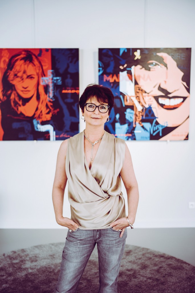 En harmonie avec son métier de marchande d’art, Lorella Santiago a créé une galerie à son image, où se mèlent artistes modernes et contemporains. L’effet est saisissant, l’endroit définitivement inspirant.