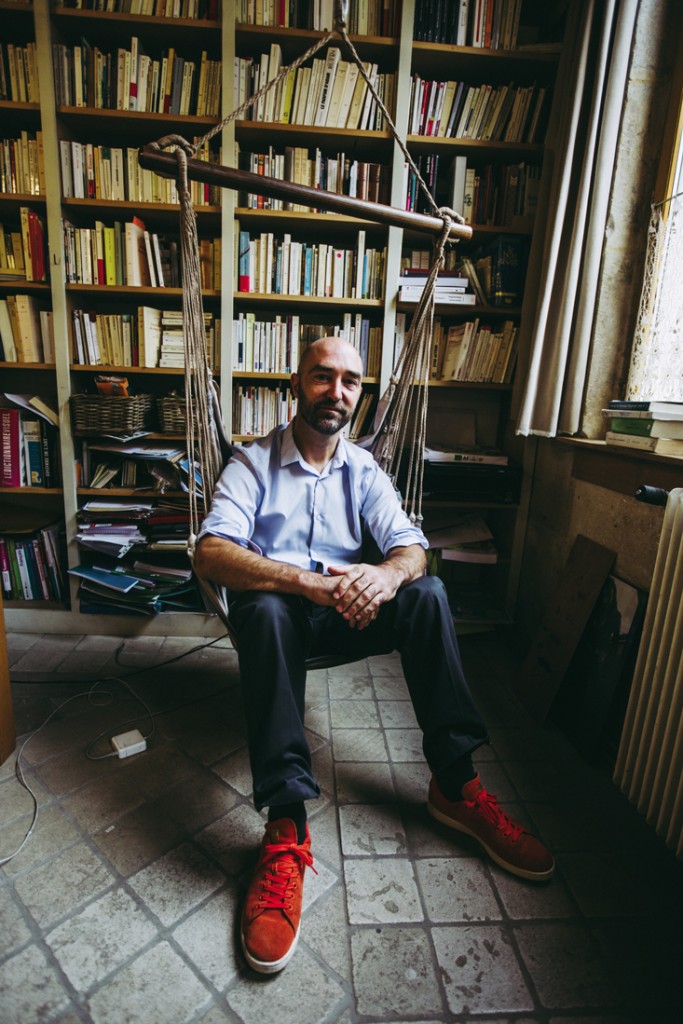 Franck Dujoux dans le salon-bibliothèque de sa demeure montbardoise. Son bureau est à quelques pas, aménagé dans une petite extension donnant directement sur le jardin qui domine le lit de la Brenne.