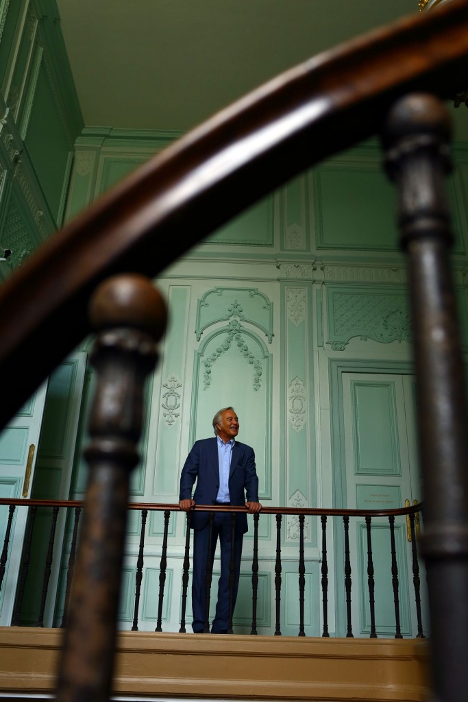 François Rebsamen dans l’escalier menant à son bureau de l’ancien palais des Ducs, cœur historique de la cité dijonnaise. Se projeter dans l’avenir n’empêche pas un réel attachement au patrimoine…