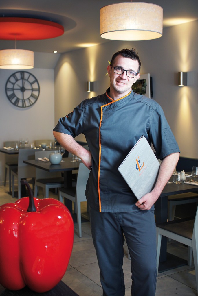 Originaire de Toulon-sur-Arroux, en Saône-et-Loire, Richard Bernigaud est un chef prometteur. Amoureux des produits frais, « élevé » chez les grands, il fuit toute forme de routine. L’Essentiel, qui a acquis une jolie réputation sur l’agglomération, en est l’illustration. 