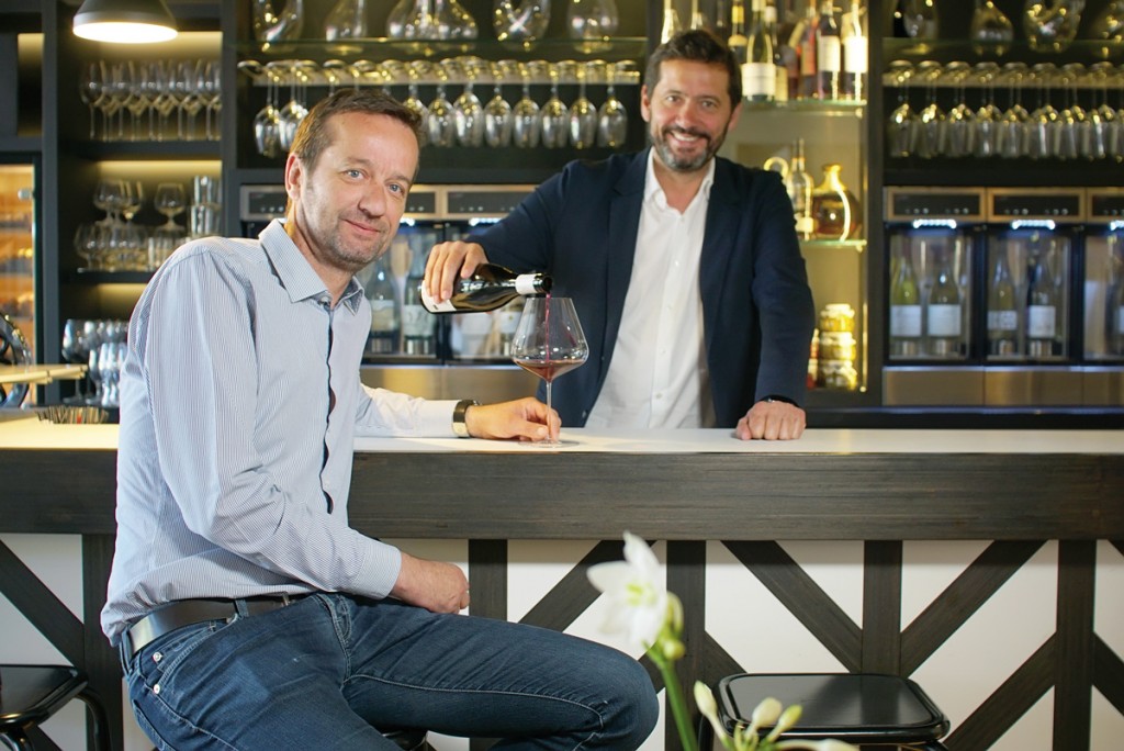 Lionnel (avec deux « n ») et Didier au bar du Castel de Très Girard, à Morey-Saint-Denis. Différents, les deux frangins Petitcolas se retrouvent pourtant sur bien des points. L’amour du vin en est un.