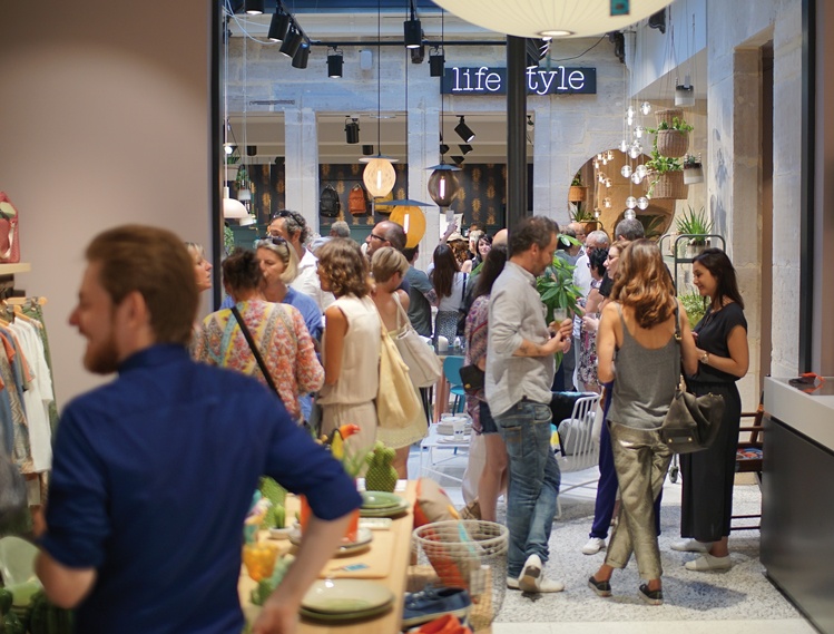Inauguration du magasin Bensimon Home au centre-ville de Dijon en mai 2017, un de ses plus grands concept stores français de l’enseigne, qui propose une grande partie de ses collections de mode, ainsi qu’une sélection pointue de mobilier et d’objets de décoration.