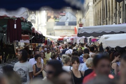 Chaque année pour la braderie du centre-ville de Dijon, les trottoirs se remplissent de marchands dans des rues commerçantes noires de monde.