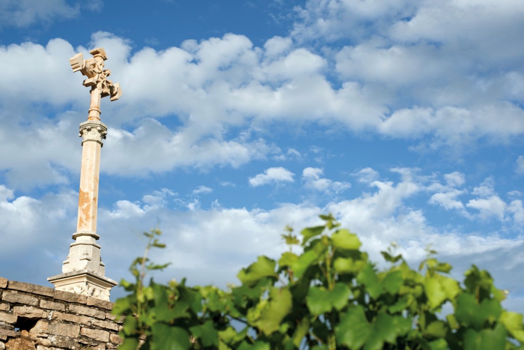 L’emblématique croix dite « de Charlemagne », sur la commune d’Aloxe-Corton, au pied de la butte de Corton, encerclée par les vignes de la fameuse appellation grand cru Corton-Charlemagne (voir plan large page suivante).