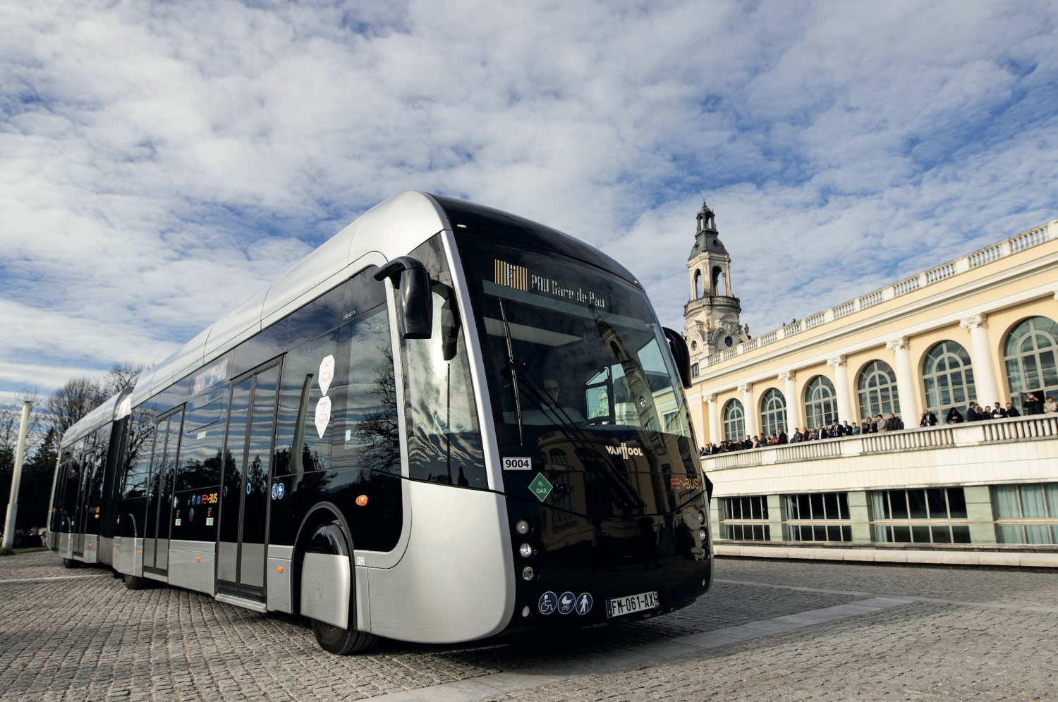 Pau est une pionnière de la mobilité à hydrogène. Dès la fin de l’année 2019, la capitale béarnaise a fait circuler huit bus à hydrogène, reliant son hôpital à sa gare. Elle projette d’investir dans d’autres « Fébus » signés du constructeur belge Van Hool, longs de 18 mètres, et animés par une pile à combustible fournie par le spécialiste canadien Ballard. 
De son côté, Dijon voit grand en injectant 100 millions d’euros pour un site de production à hydrogène actuellement en construction et une importante flotte de bus et de bènes à ordures. H2 a la cote : 
une cinquantaine d’agglomérations en France ont des projets en ce sens.
© Pau Béarn Pyrénées Mobilités